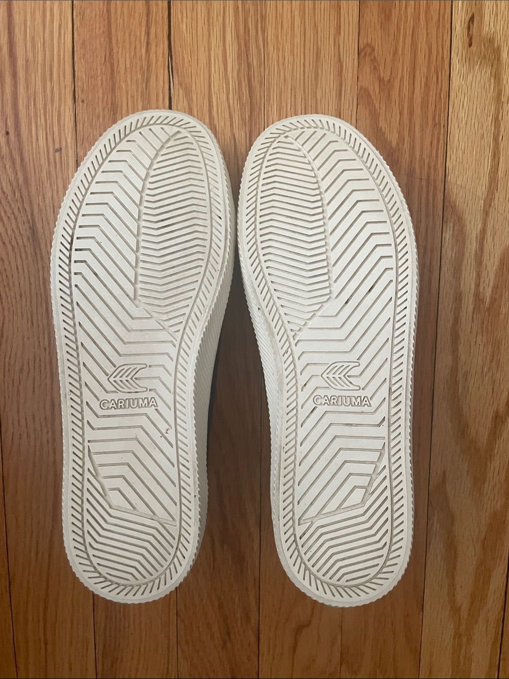 Cariuma Women’s Black Canvas Low-Top Sneakers with White Trim - Picture 4 of 7